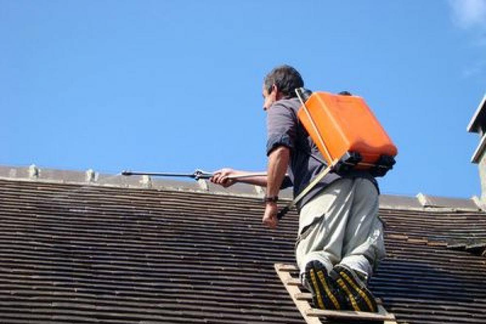 travaux de nettoyage de toit par un couvreur