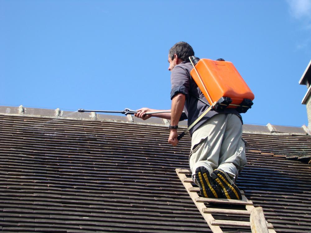travaux de démoussage de toiture par un couvreur