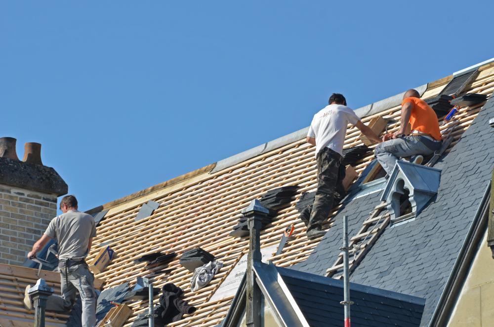 couvreur installant la toiture